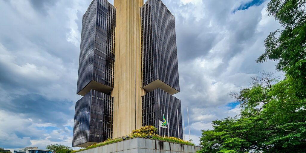 bancos-poderao-descontar-aportes-antecipados-ao-fgc