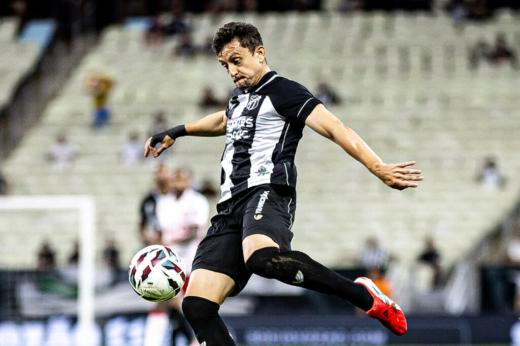 ceara-abre-dois-de-vantagem,-mas-vila-busca-empate-no-segundo-tempo-em-jogo-de-seis-gols